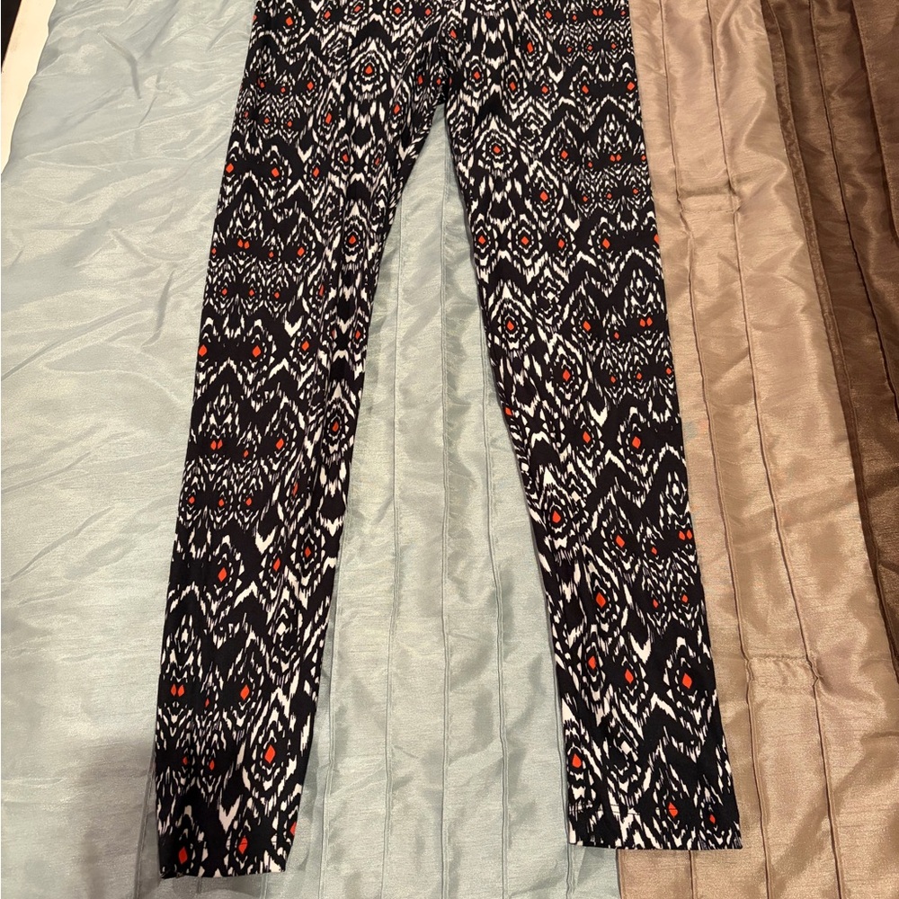 LuLaRoe Black and Red Patterned Leggings